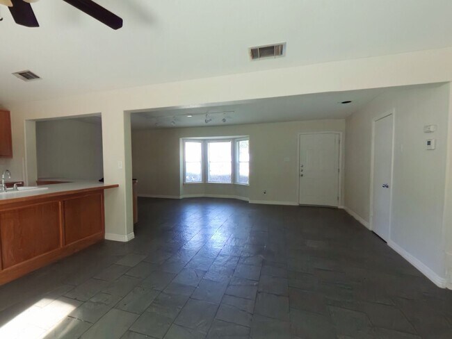 Foto del edificio - Beautiful Oakhills Home!