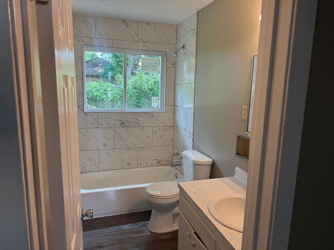 Building Photo - Charming 3-Bedroom Home in Memphis Comfort & Convenience Await!