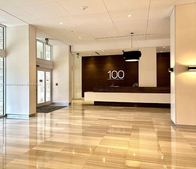 Foto del edificio - 100 Bayview Dr