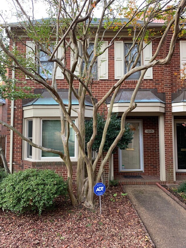 Primary Photo - 1015 Llewellyn Mews