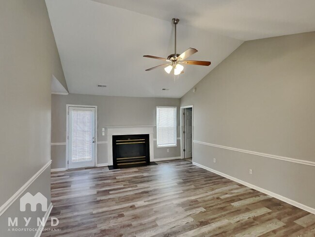 Foto del edificio - 2443 Hawk Ridge Dr