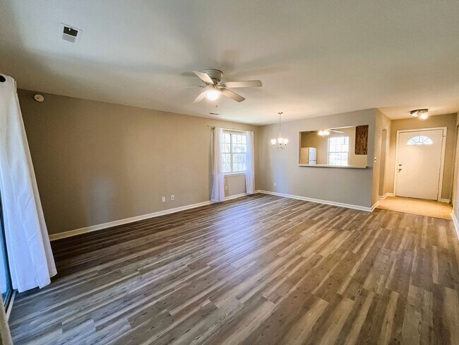 Building Photo - 2 Bedroom, 1.5 Bath Remodeled Home in St. ...
