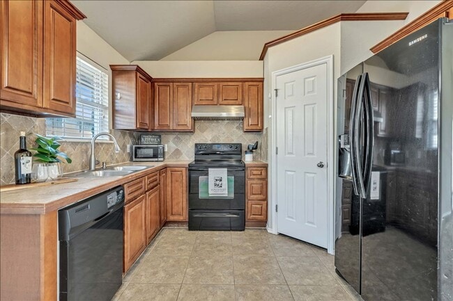 Building Photo - Adorable Cozy Home in Yukon (Mustang Schools)