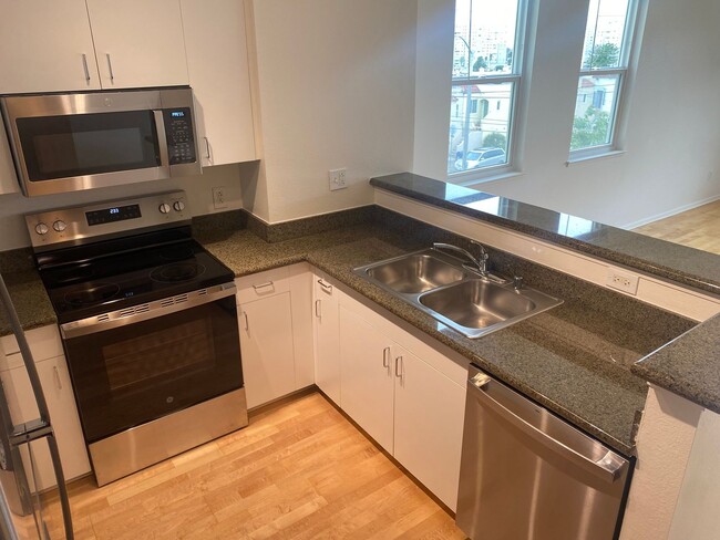 Building Photo - Epic REA/Azari PM - Amazing Renovated 1 be...