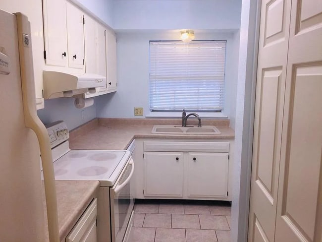 Building Photo - 6927 Calder Ave