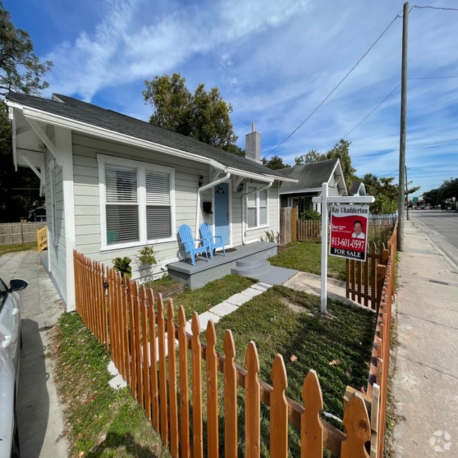 Building Photo - 410 E Floribraska Ave