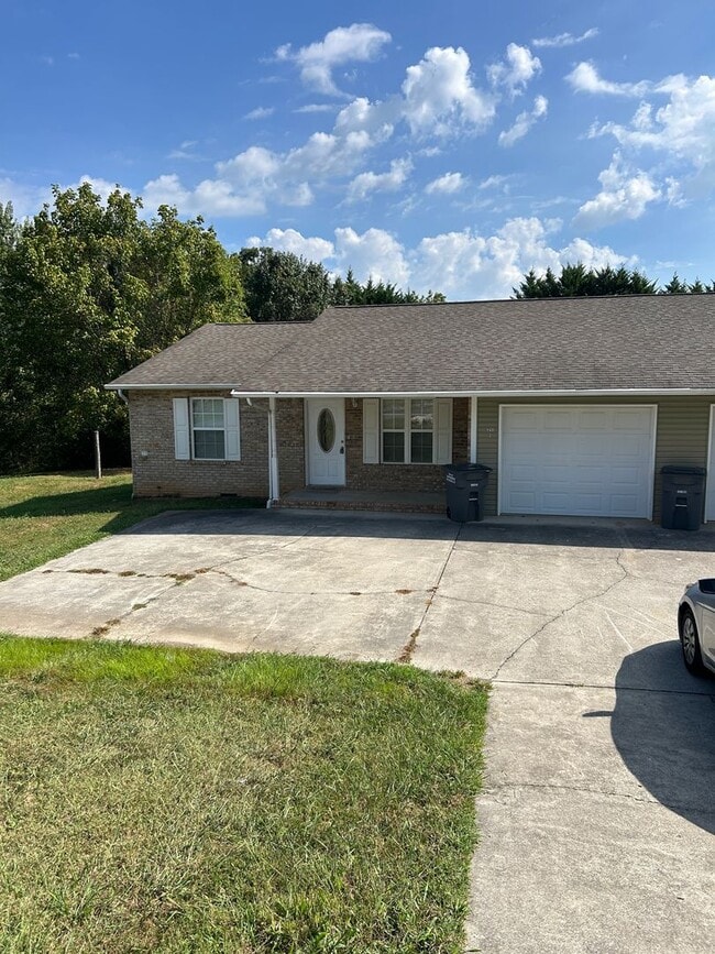 Building Photo - 940 Water St