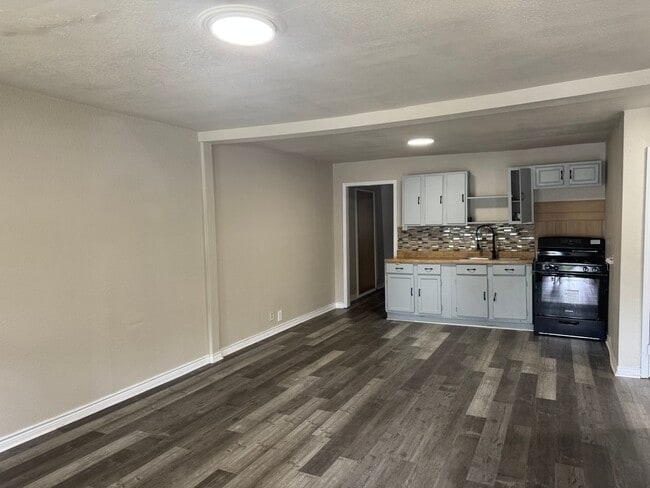Foto del edificio - Move In Ready! Charming Corner Lot Home wi...