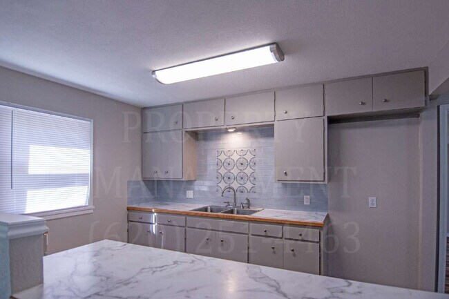 Foto del edificio - 3-Bedroom 1-Bathroom