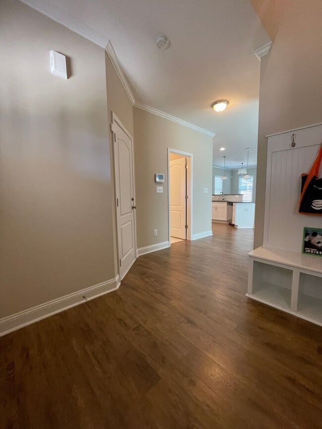 Building Photo - 3 Bedroom 3 Bathroom in Haymount! Pets okay