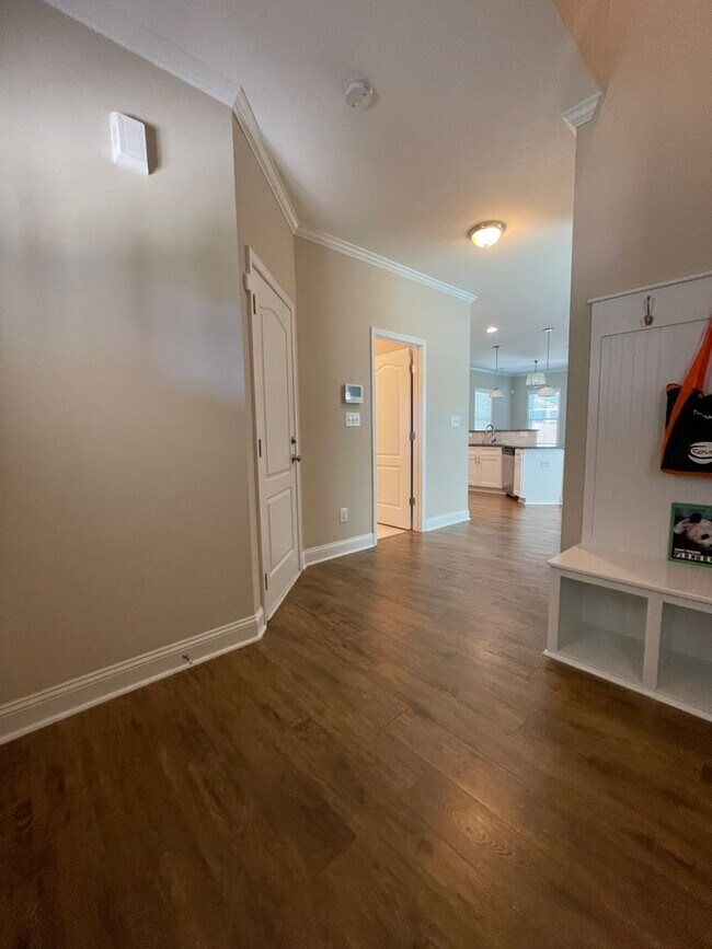Foto del edificio - 3 Bedroom 3 Bathroom in Haymount! Pets okay
