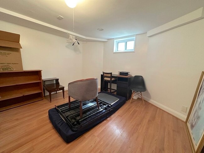 Building Photo - 25 Rossmore St