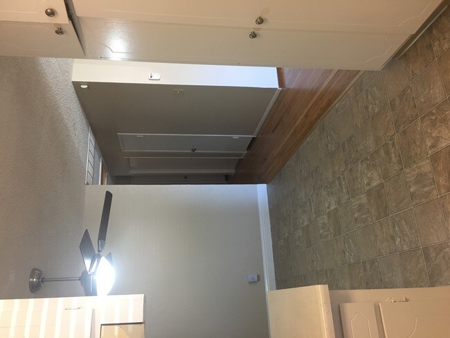 Building Photo - 1113 White Cliff Dr