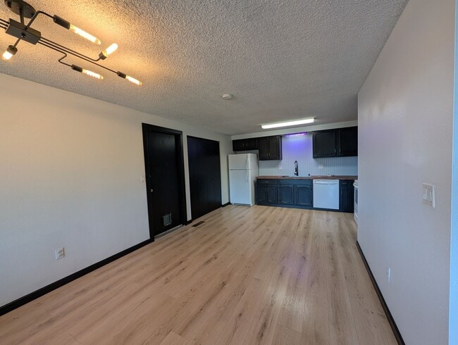 Building Photo - 3 Bed/2 Bath Home