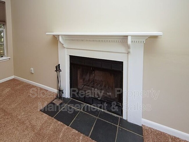Foto del edificio - 1022 Oakcrest Dr