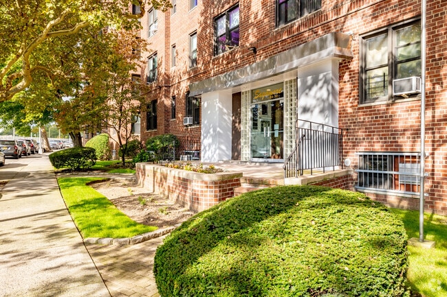 Building Photo - 8431 Van Wyck Expy