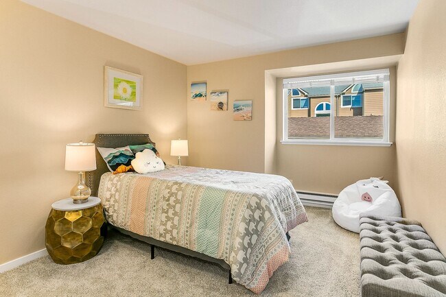 Foto del edificio - Beautiful Top Floor 2 Bed 2 Bath Condo in Factoria