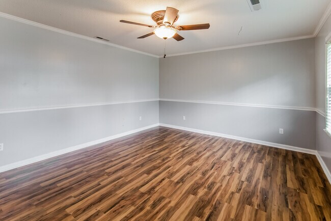 Building Photo - 3 Bedroom Gem