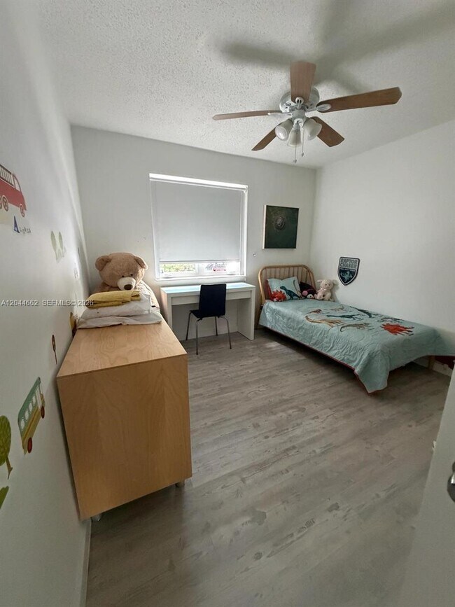 Foto del edificio - 2401 SW 16th Ct