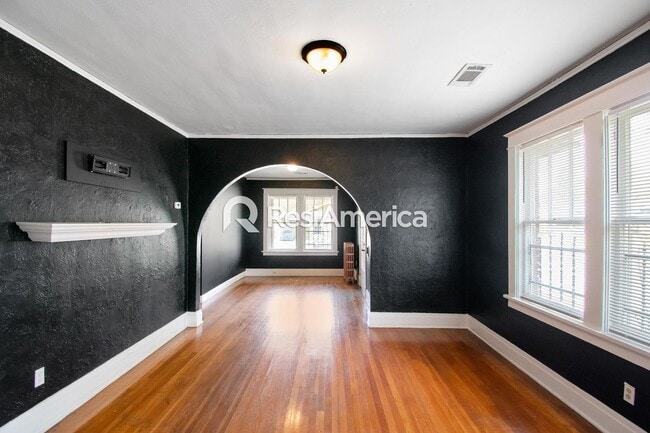 Building Photo - Classic Bungalow in a Convenient Location!