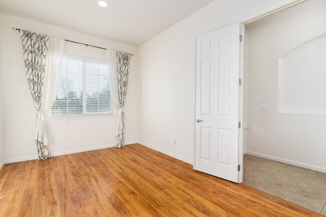 Foto del edificio - 3350 W Stewart Ave