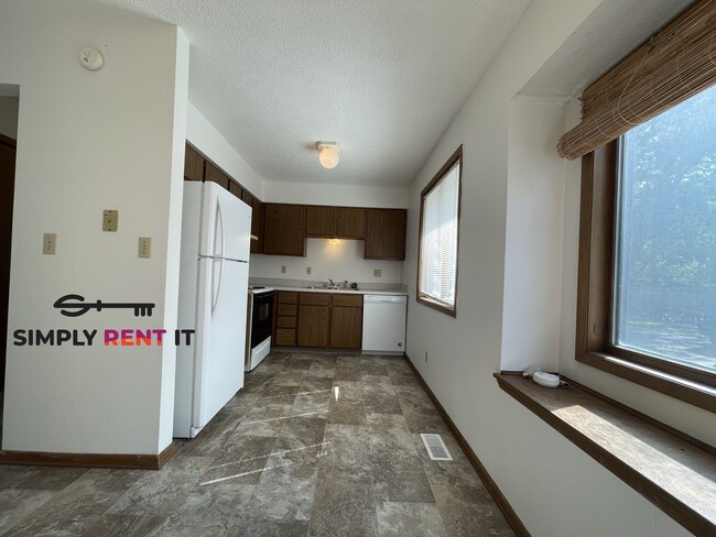Foto del edificio - Huge 3 Bedroom Duplex in Ames, Aug 1st
