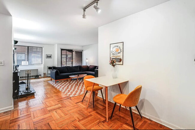 Building Photo - This generously proportioned, south-facing...