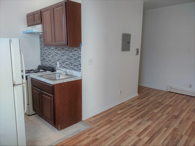 Building Photo - 903 Glenmore Ave