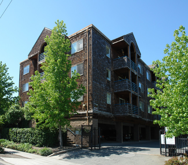 Building Photo - Castlewood Apartments