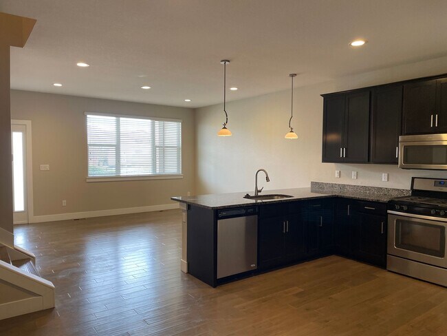 Foto del edificio - Spacious 3 level, 4 bedroom townhome with attached 2 car garage at Silver Meadows Townhomes on Lo...
