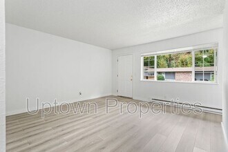 Building Photo - 1415 SW Custer Dr Building Photo - 1415 SW Custer Dr