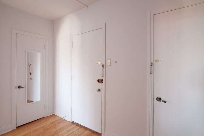 Photo du bâtiment - 4505 Dupuis Avenue 4505 Avenue Dupuis