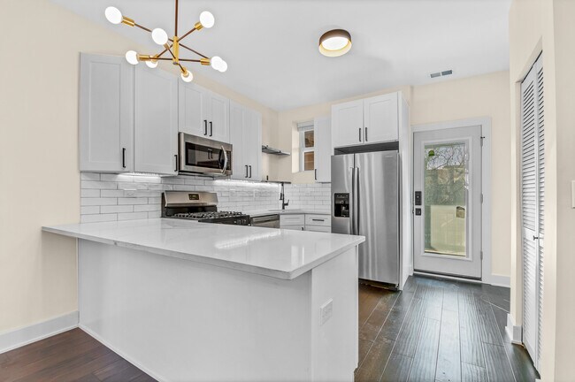 Foto del edificio - 6144 N Lakewood Ave
