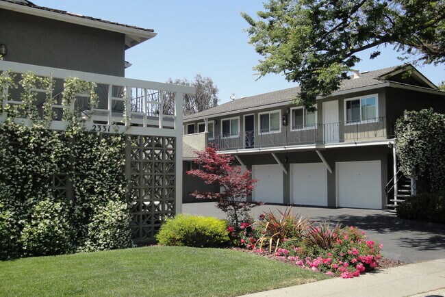 Building Photo - 2327 Pauline Dr