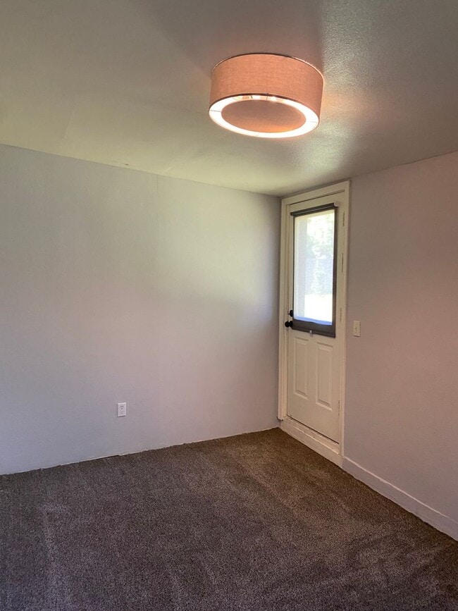 Building Photo - Fresh and bright!! 3 bedroom, 1 bath on la...