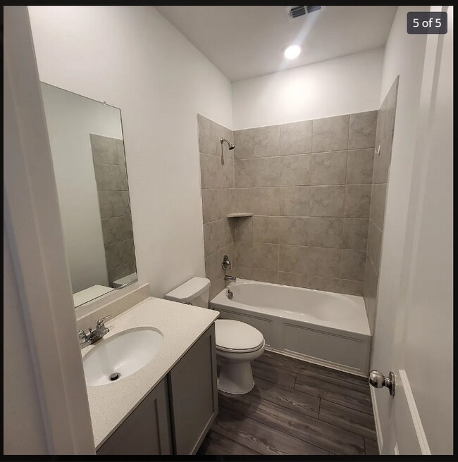 Baño compartido - 7112 Crepe Myrtle Ave