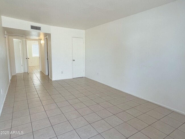 Building Photo - 2061 S Apache Dr