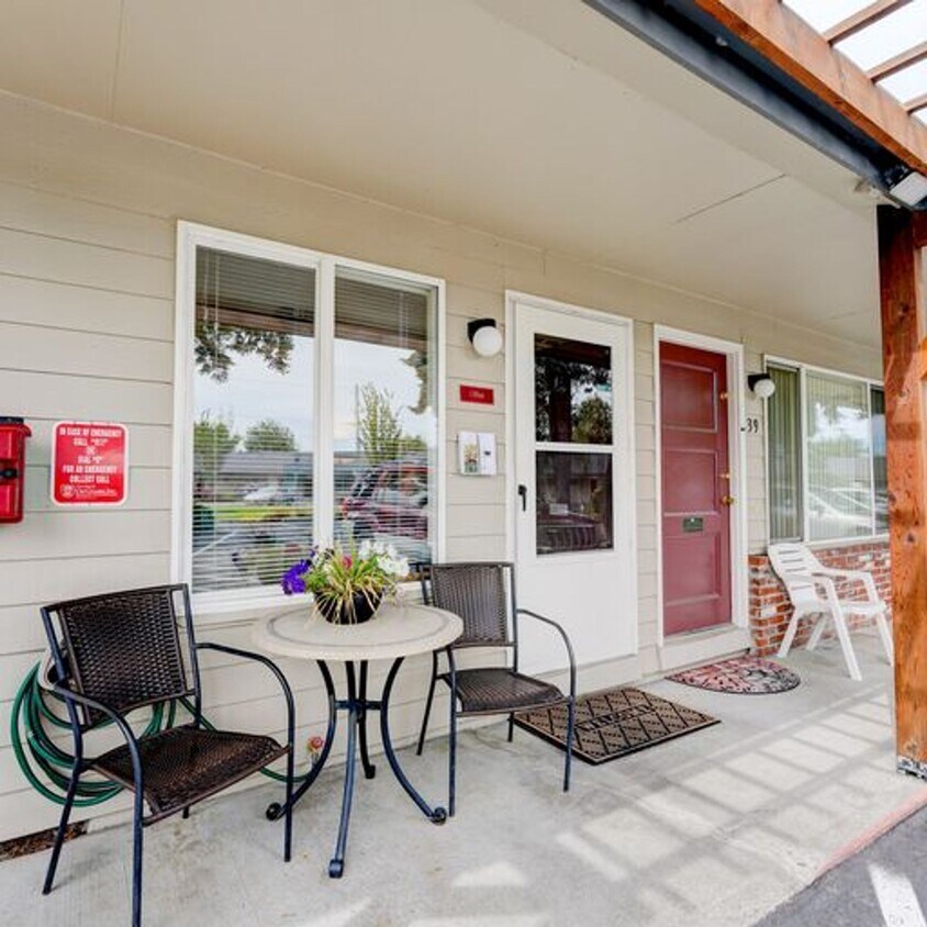 Fairway Village Apartments in Gladstone, OR