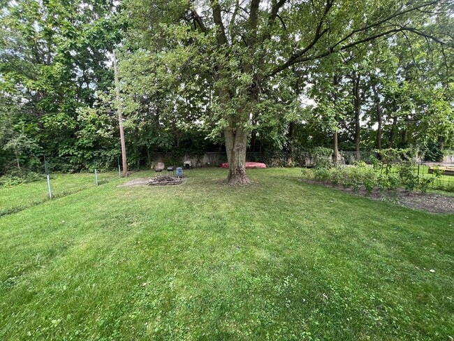 Building Photo - Spacious 2 Bedroom Home! Garage! Fenced in Backyard! Available Now!