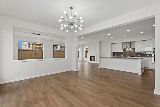 Foto del edificio - Spacious 4 bed 2.5 bath home w/ oversize 2 car garage & upgrades throughout!
