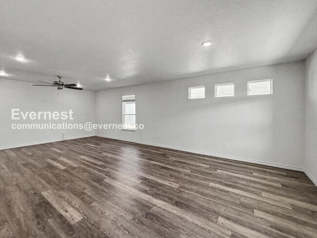 Foto del edificio - 702 Freedom Cir