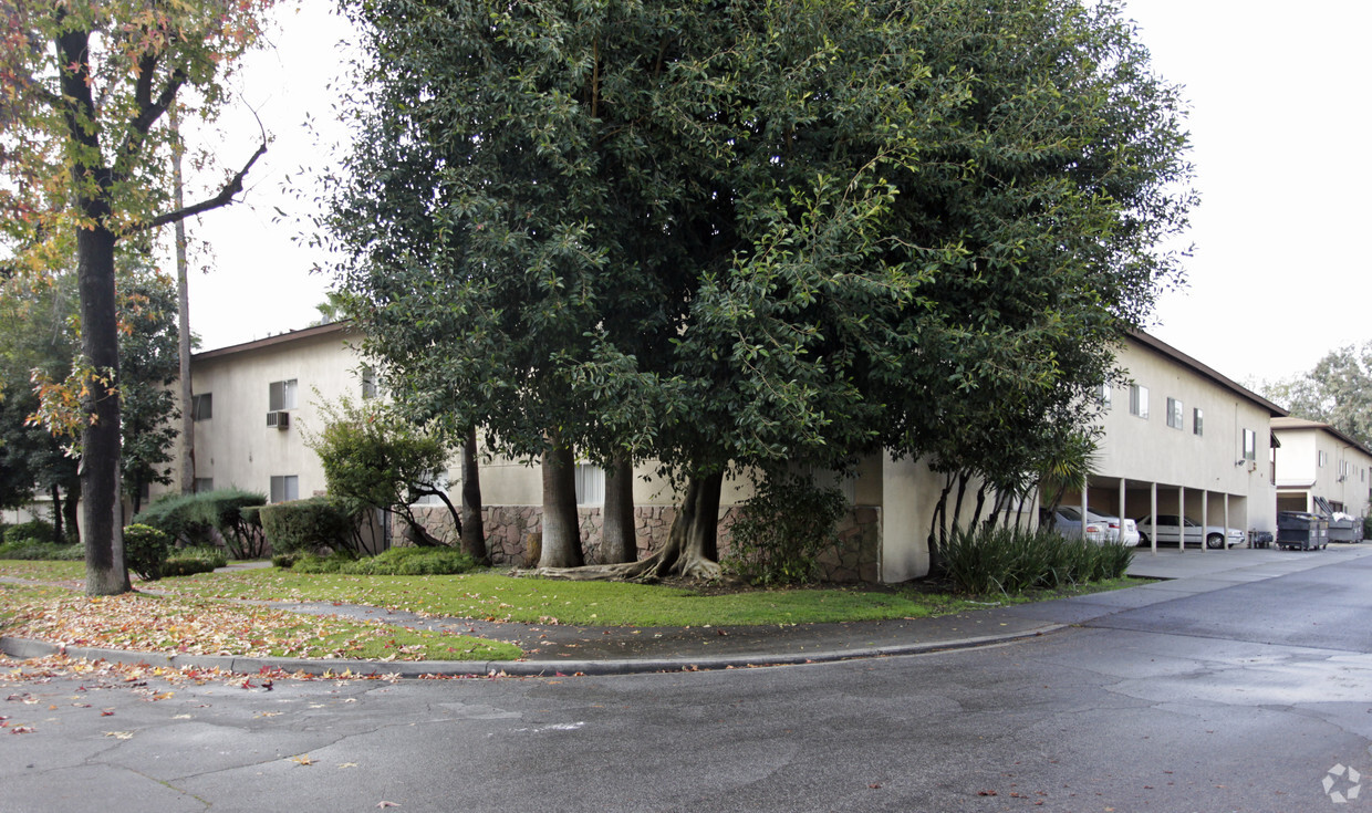 Primary Photo - 889 N Laurel Ave