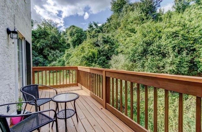Building Photo - MUST SEE! End Unit, Electric Fireplace, Gr...