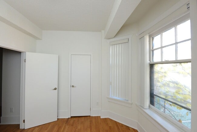 Building Photo - 160 Huron St