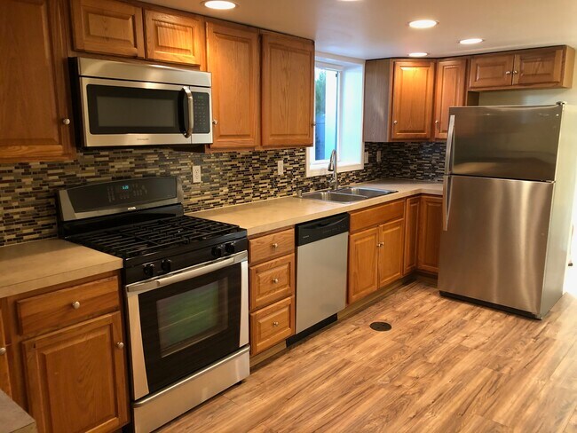 Cocina con mucho espacio de almacenamiento y gran espacio en la encimera. - 5409 Beacon Avenue South