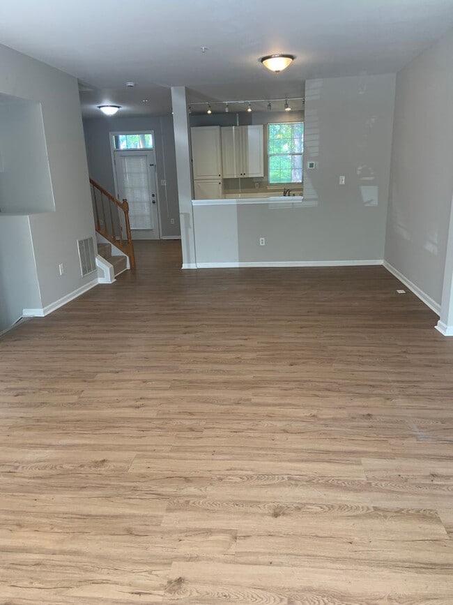 Building Photo - Walden Golf Course - Crofton Townhome - Av...