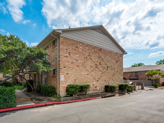 Building Photo - Parkridge Dr #208