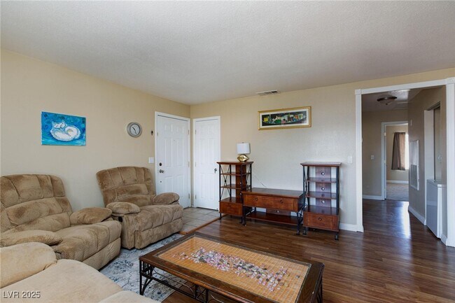 Foto del edificio - 7300 W Pirates Cove Rd
