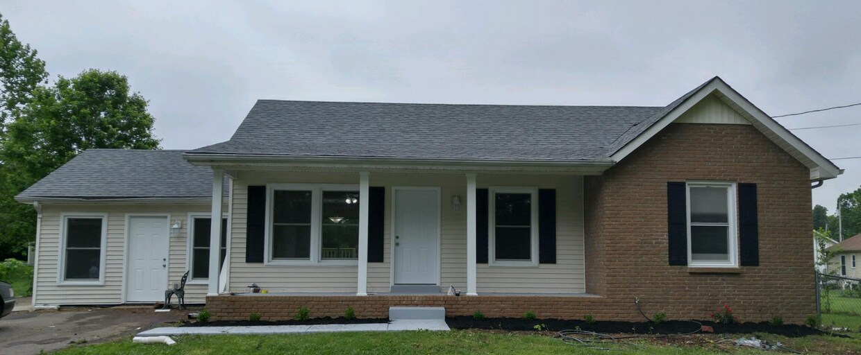 Primary Photo - 220 Bob White Dr