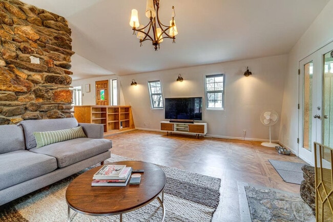 Building Photo - 627 Bear Valley Rd